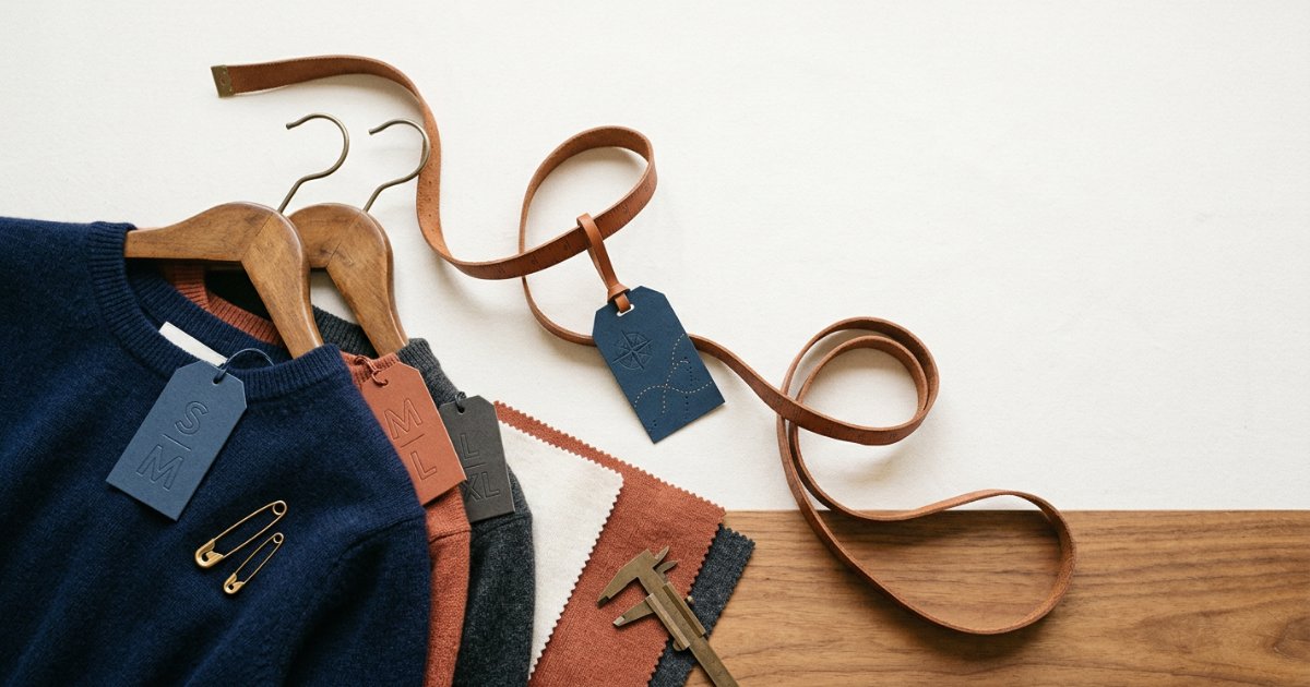 Etiquetas de roupas mostrando diferentes tamanhos em uma arara
